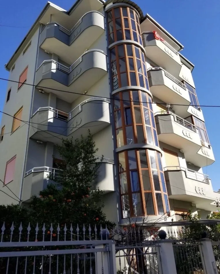 Tirane, shitet , 750.000 € 