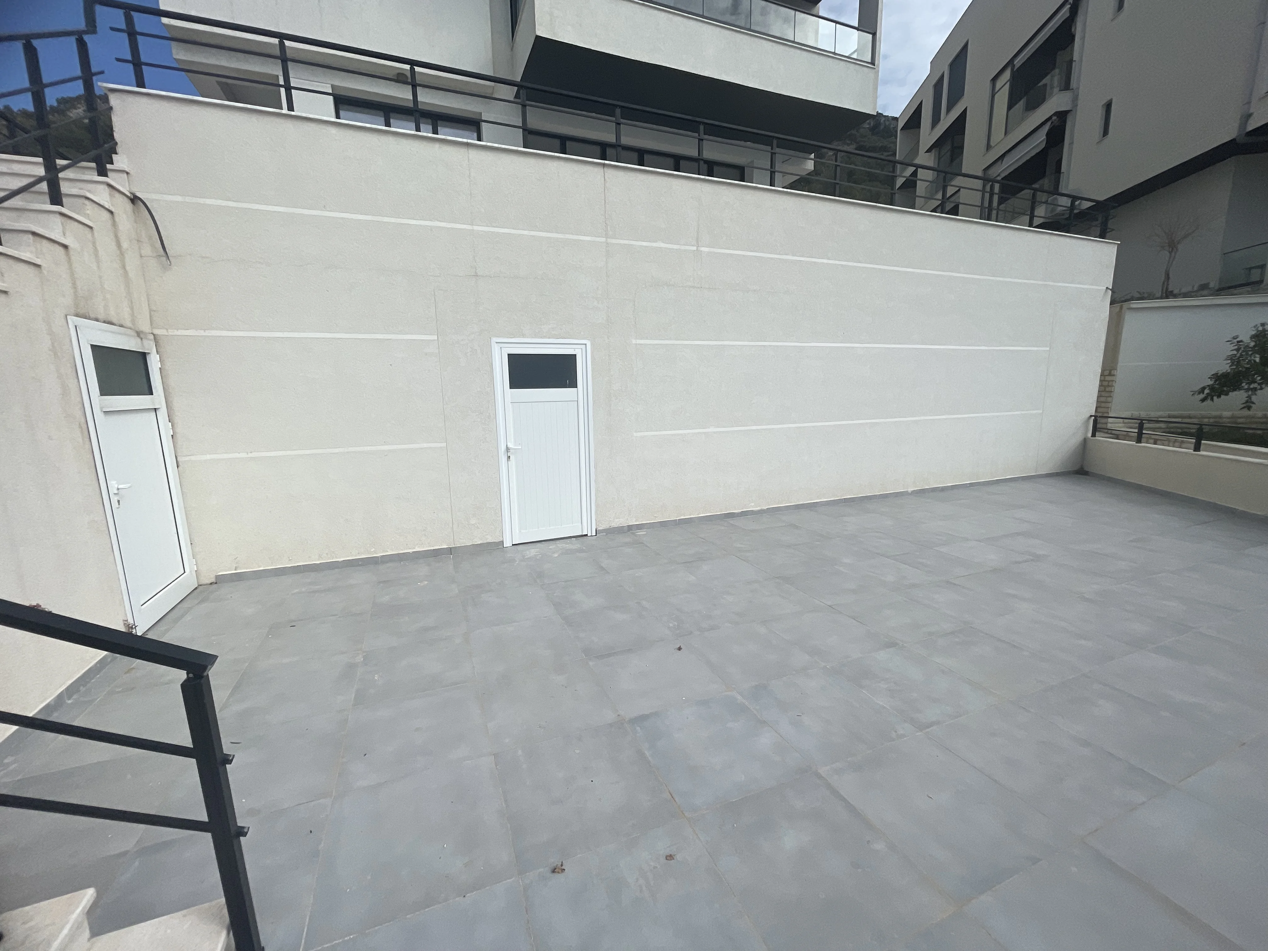 Radhim, Ambjent Restoranti me Qira