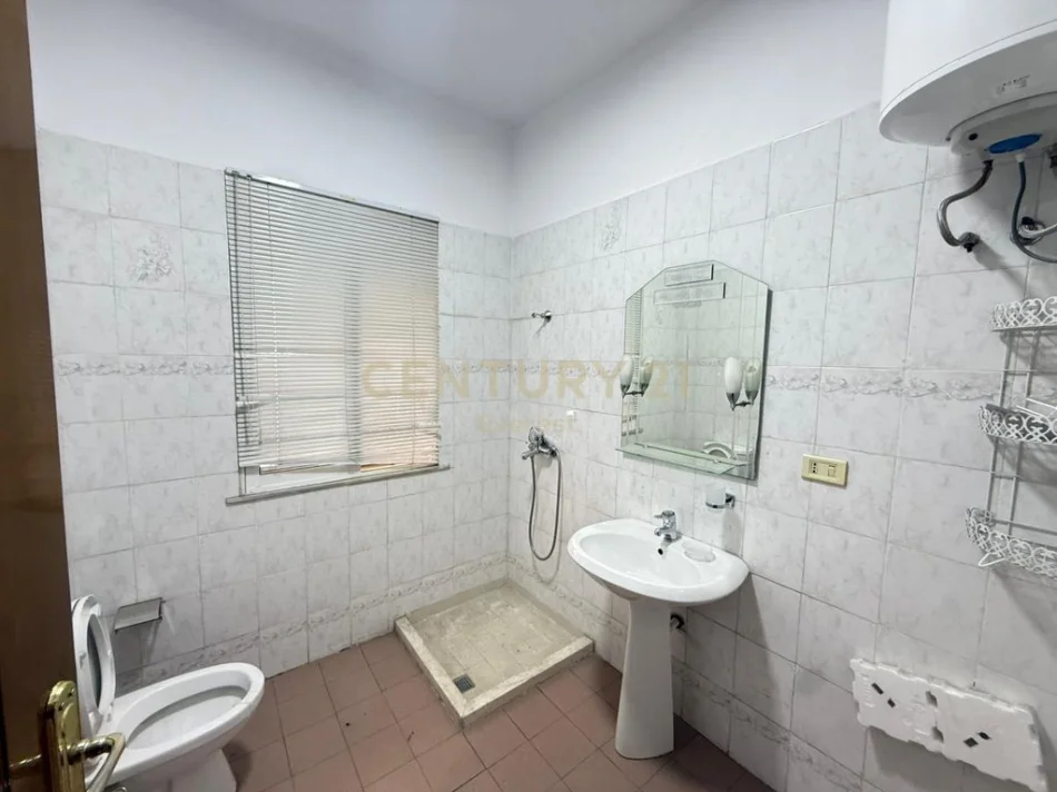 Tirane, jepet me qera shtepi 3+1+Aneks+Ballkon Kati 1, 100 m² 800 € (muhamed gjollesha)