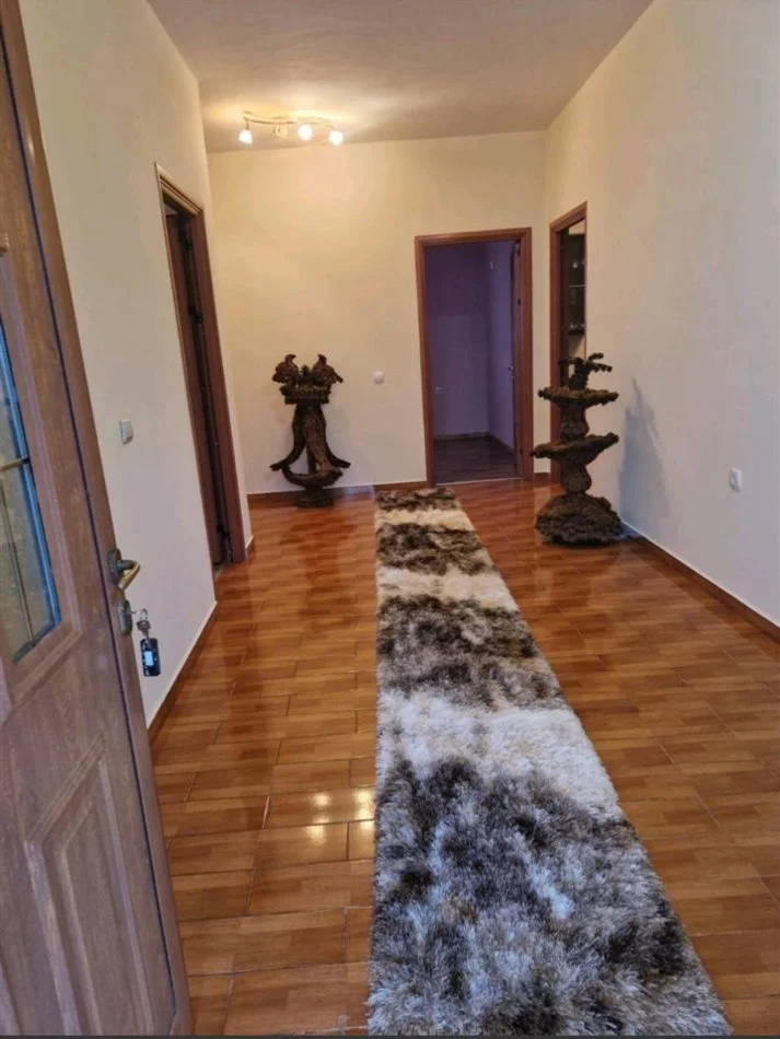 Tirane, jepet me qera shtepi 2+1+Ballkon Kati 1, 500 € 