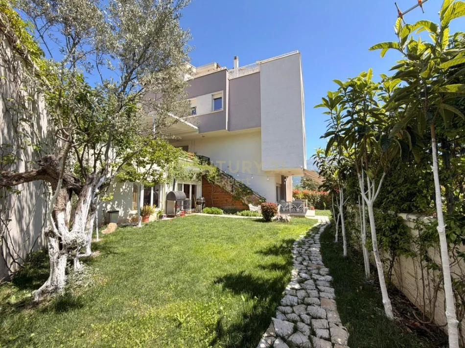Tirane, jepet me qera Vile 4+1+Ballkon Kati 2, 450 m² 3.500 € (liqeni Farkes)
