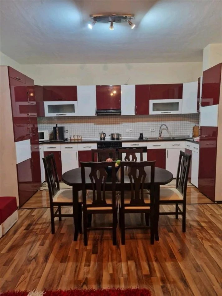 Tirane, jepet me qera shtepi 2+1+Ballkon Kati 1, 500 € 