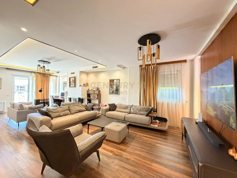 Tirane, jepet me qera Vile 4+1+Ballkon Kati 2, 450 m² 3.500 € (liqeni Farkes)