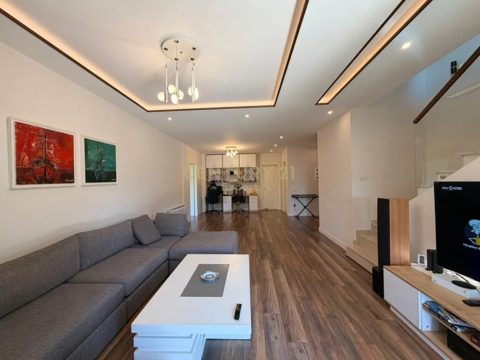 Tirane, jepet me qera Vile 4+1+Ballkon Kati 2, 450 m² 3.500 € (liqeni Farkes)