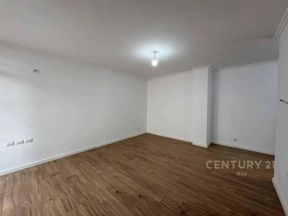 Tirane, shes apartament 2+1+Aneks+Ballkon Kati 4, 75 m² 222.000 € (Rruga e Bogdaneve)