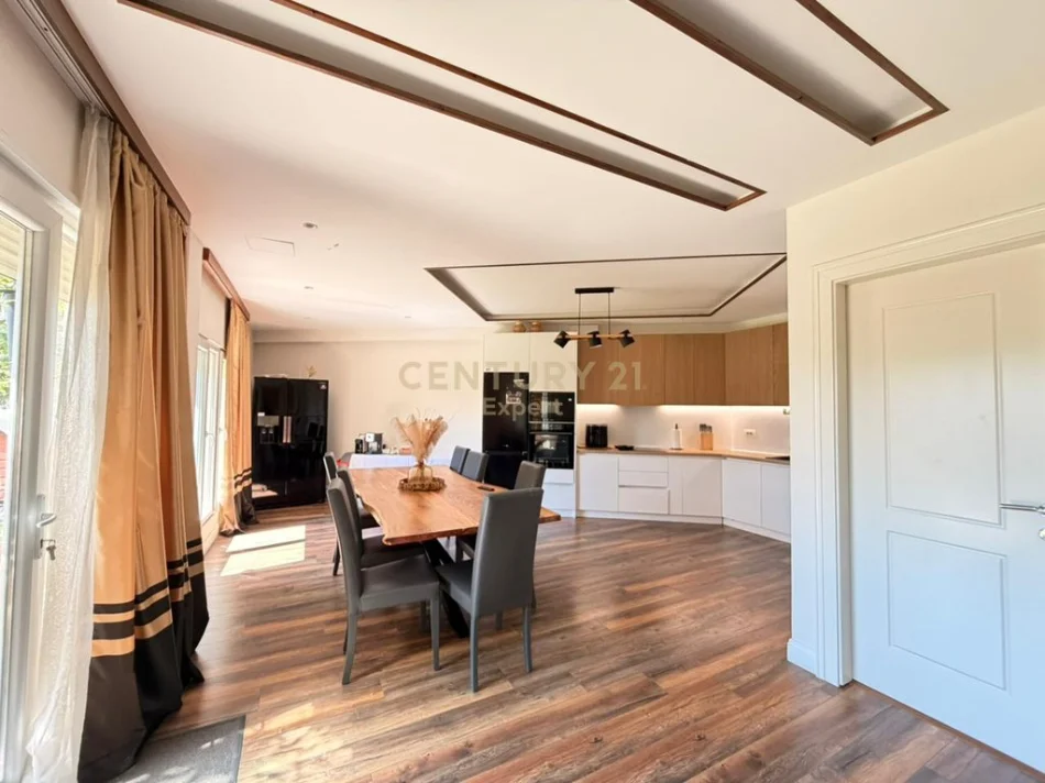 Tirane, jepet me qera Vile 4+1+Ballkon Kati 2, 450 m² 3.500 € (liqeni Farkes)