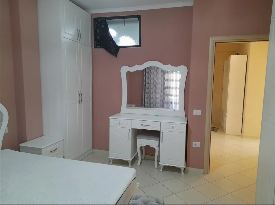 Tirane, jepet me qera apartament 2+1+Ballkon Kati 3, 100 m² 520 €