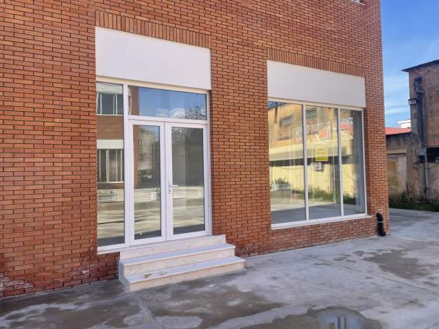 Tirane, jap me qera dyqan Kati 0, 70m² 500 Euro (Rruga e Dibres)