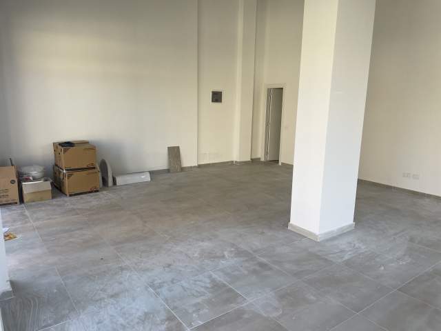 Tirane, jap me qera dyqan Kati 0, 70m² 500 Euro (Rruga e Dibres)