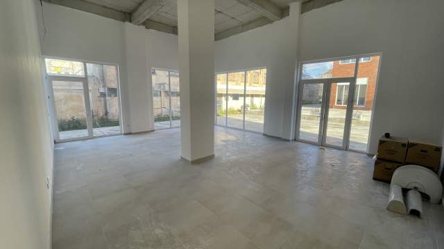 Tirane, jap me qera dyqan Kati 0, 70m² 500 Euro (Rruga e Dibres)