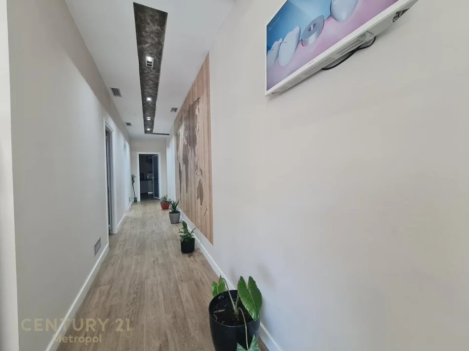 Tirane, jepet me qera ambjent biznesi , 135 m² 1.800 € 