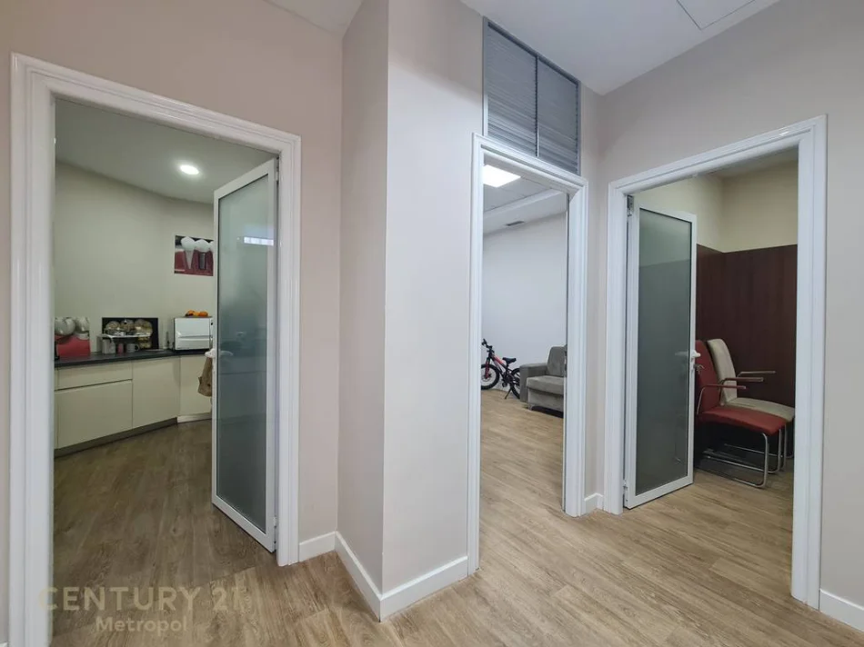 Tirane, jepet me qera ambjent biznesi , 135 m² 1.800 € 