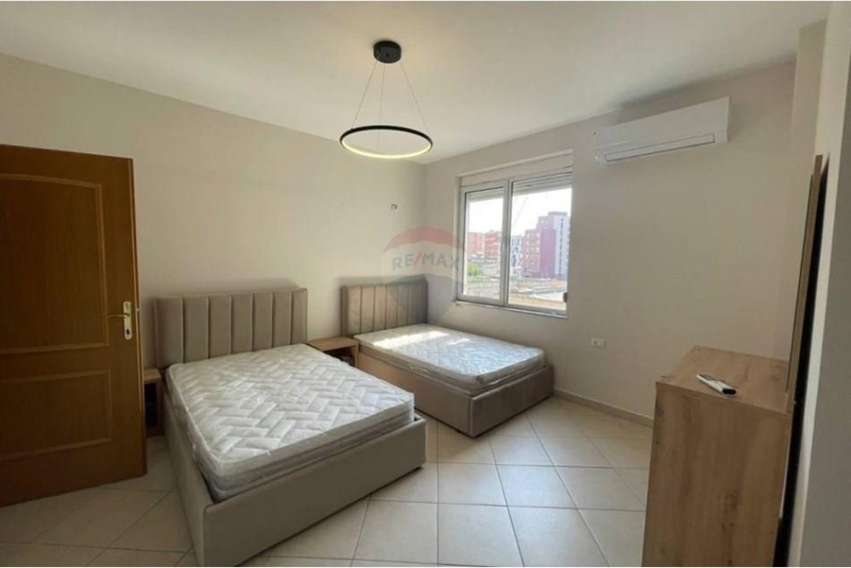 Tirane, jepet me qera apartament 2+1 Kati 3, 110 m² 800 € (Rruga e Kavajës)