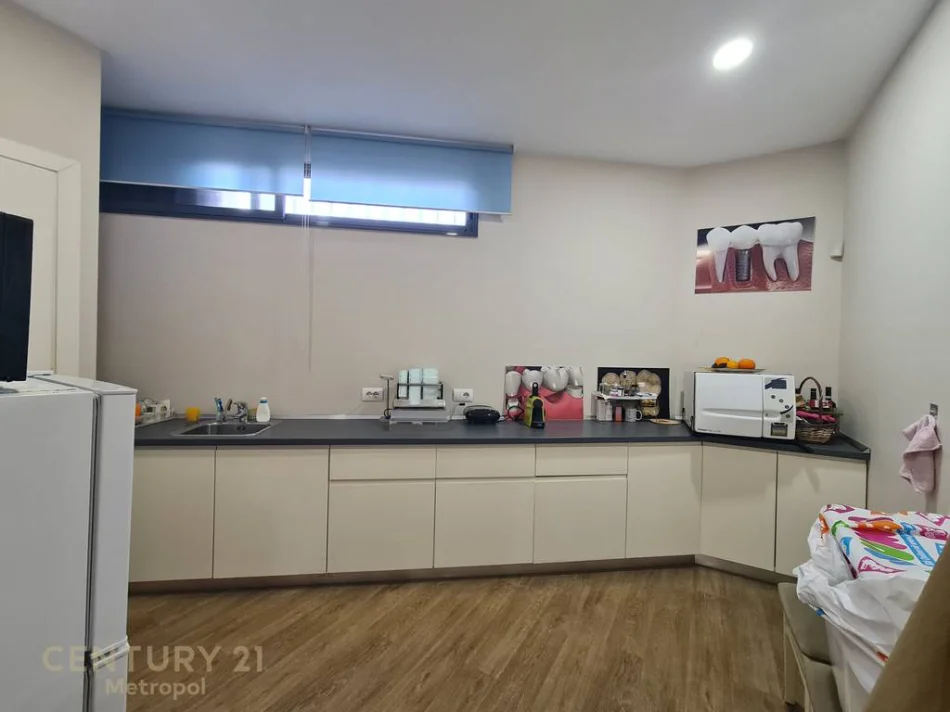 Tirane, jepet me qera ambjent biznesi , 135 m² 1.800 € 