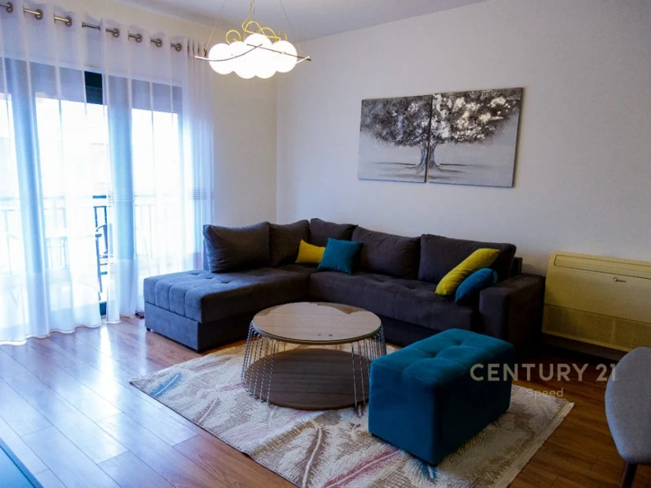 Tirane, jepet me qera apartament 2+1+Ballkon Kati 7, 105 m² 750 € 