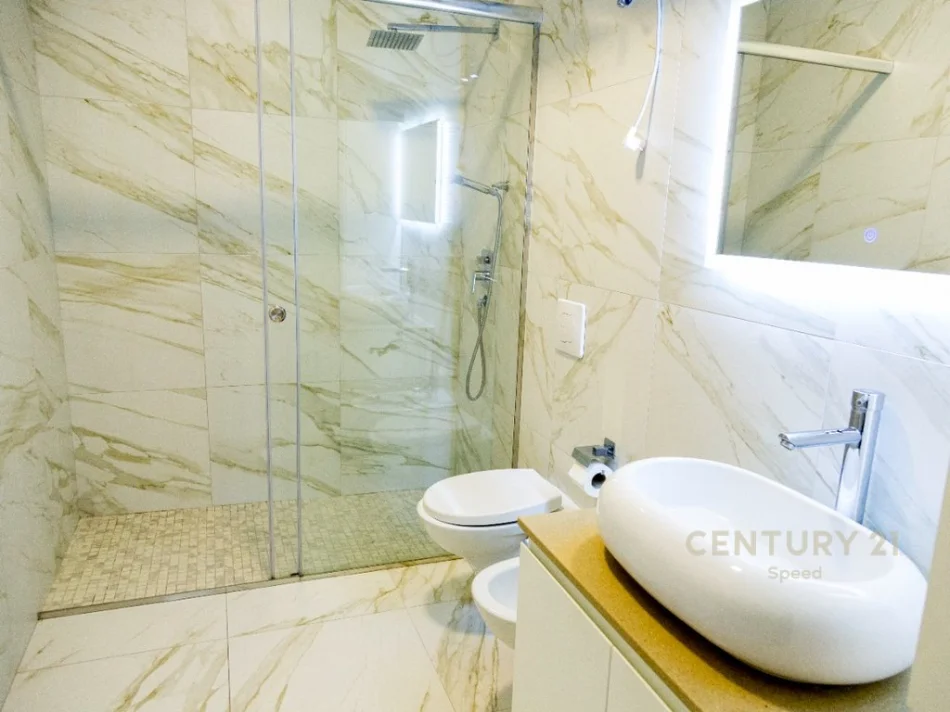 Tirane, jepet me qera apartament 2+1+Ballkon Kati 7, 105 m² 750 € 