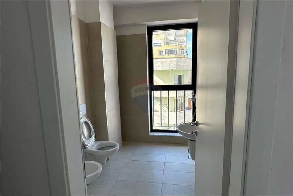 Tirane, jepet me qera apartament 2+1 Kati 5, 99 m² 750 € (Prane Parkut Olimpik - Komuna e Parisit - Kompleksi Dinamo, Shqipëri)