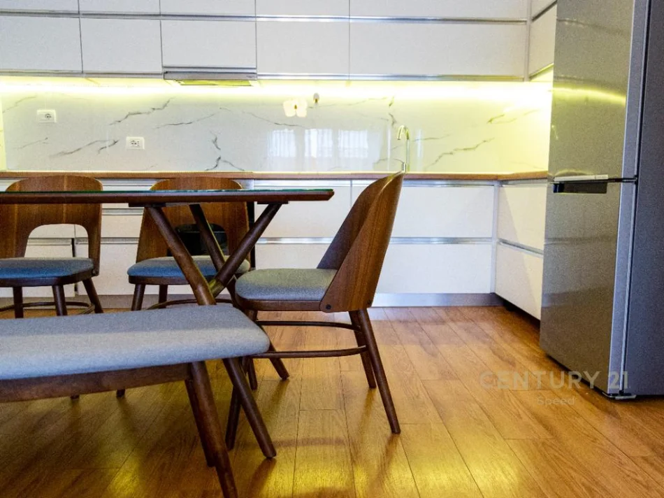 Tirane, jepet me qera apartament 2+1+Ballkon Kati 7, 105 m² 750 € 