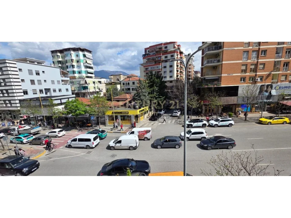 Tirane, jepet me qera ambjent biznesi Kati 3, 97 m² 800 € 