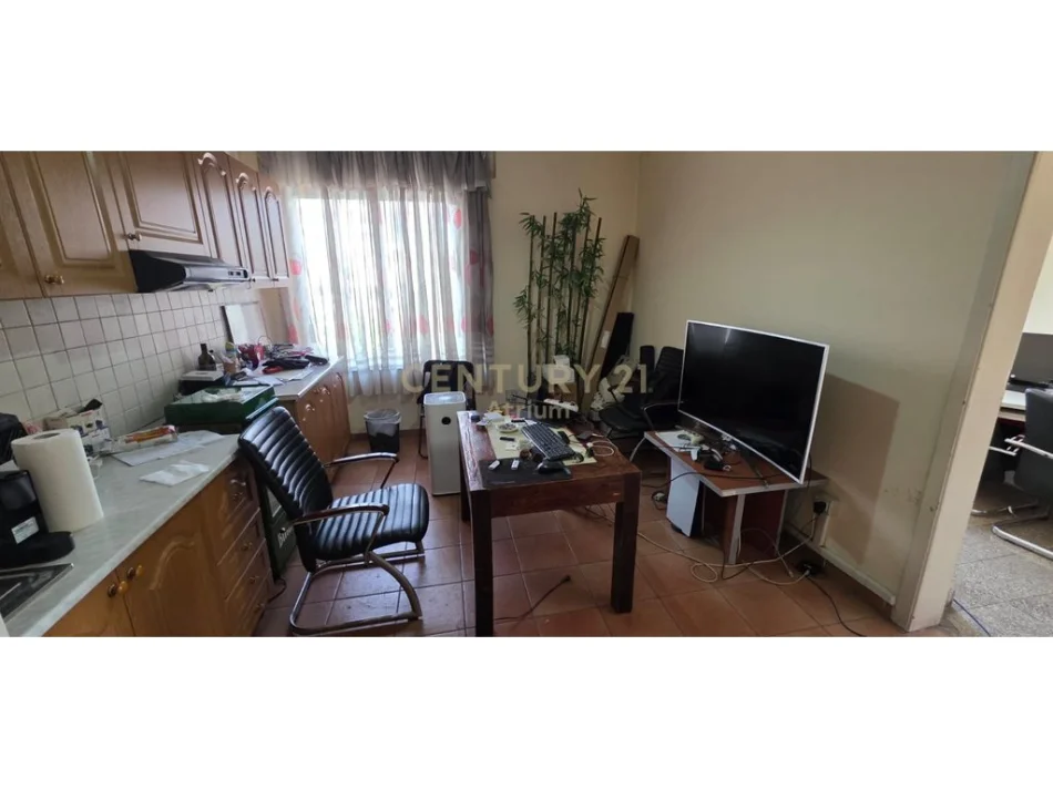 Tirane, jepet me qera ambjent biznesi Kati 3, 97 m² 800 € 