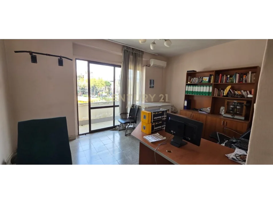 Tirane, jepet me qera ambjent biznesi Kati 3, 97 m² 800 € 