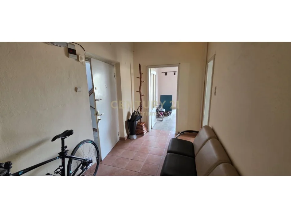 Tirane, jepet me qera ambjent biznesi Kati 3, 97 m² 800 € 