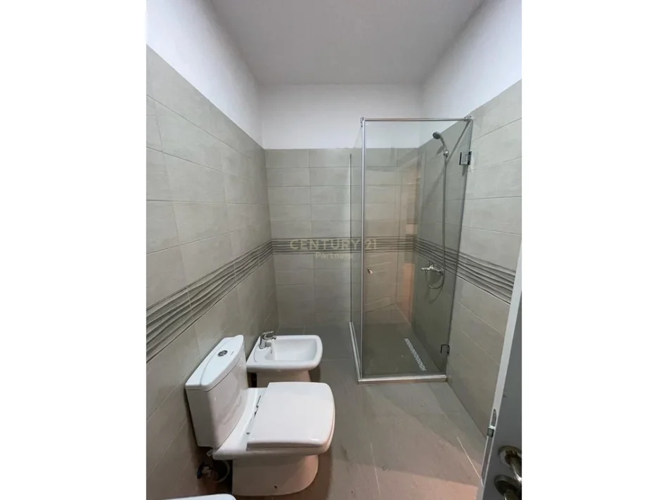 Tirane, shitet apartament 2+1+Ballkon Kati 8, 102 m² 200.000 € 
