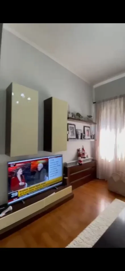 Tirane, jepet me qera apartament 2+1 Kati 4, 300 m² 1.000 € (Rruga e Dibres)