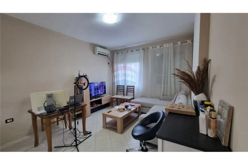 Tirane, jepet me qera apartament 1+1 Kati 2, 50 m² 550 € (Petro Korcari - Komuna e Parisit)