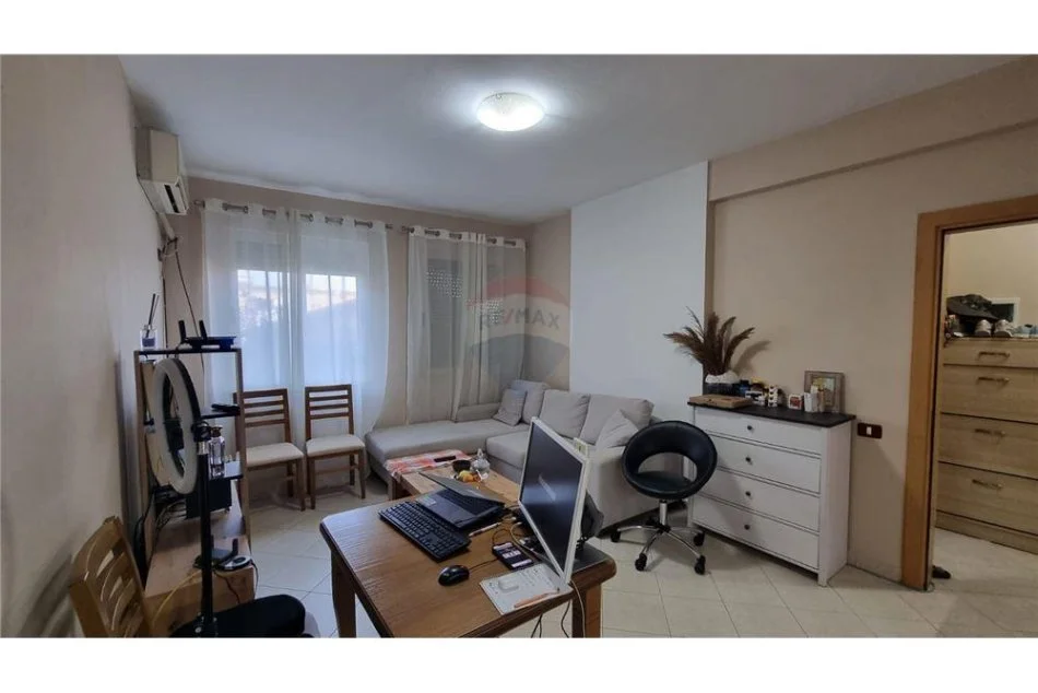 Tirane, jepet me qera apartament 1+1 Kati 2, 50 m² 550 € (Petro Korcari - Komuna e Parisit)
