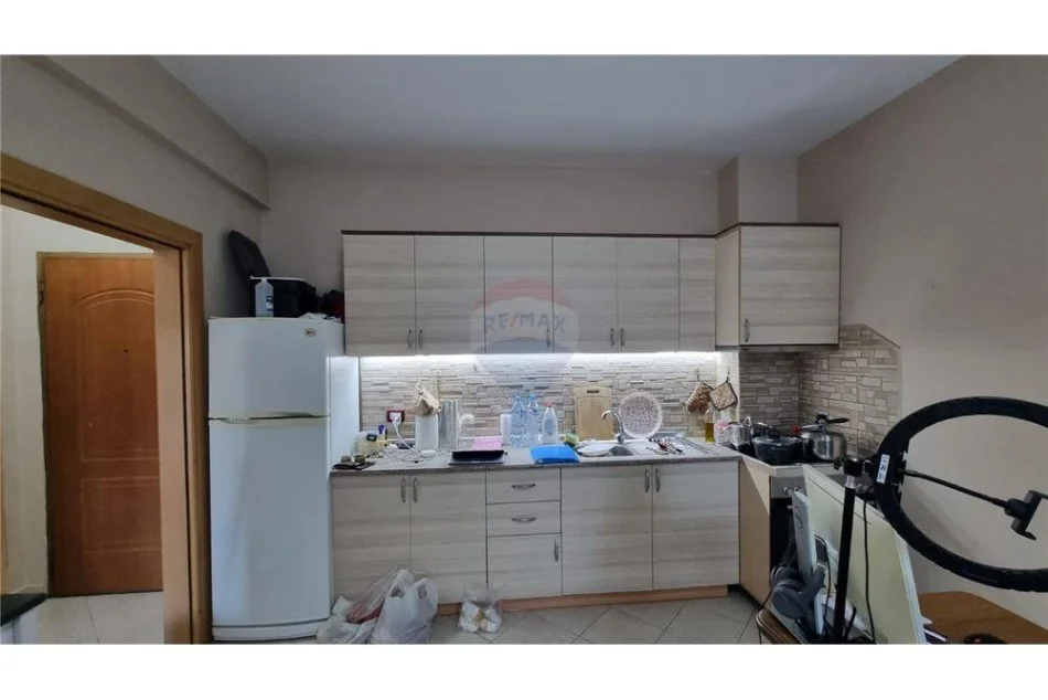 Tirane, jepet me qera apartament 1+1 Kati 2, 50 m² 550 € (Petro Korcari - Komuna e Parisit)