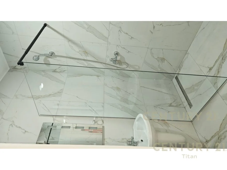 Tirane, jepet me qera apartament 2+1+Aneks+Ballkon Kati 2, 101 m² 700 € 