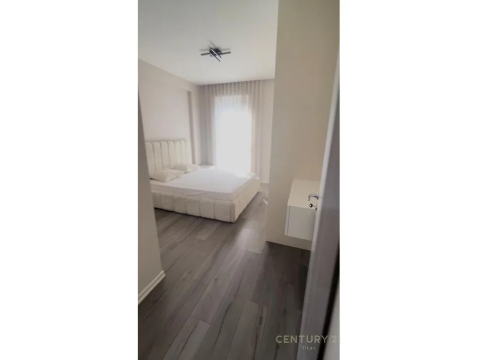 Tirane, jepet me qera apartament 2+1+Aneks+Ballkon Kati 8, 103 m² 900 € (Trio Tower)