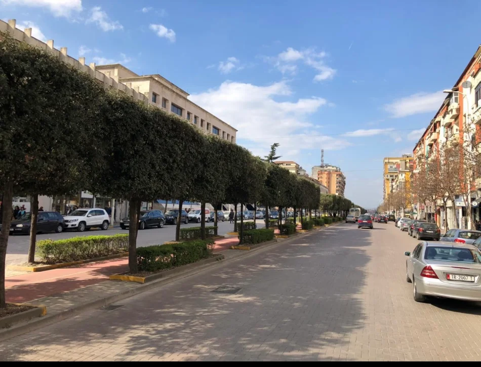 Tirane, jepet me qera dyqan Kati 0, 62 m² 2.500 € 