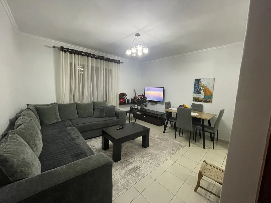 Tirane, jap me qera apartament 2+1+Aneks+Ballkon Kati 4, 65 m² (Bulevardi Bajram Curri 100 metra mbi matarnitetin e ri)