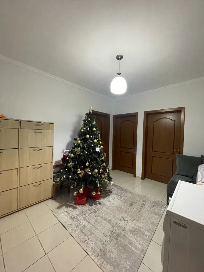 Tirane, jap me qera apartament 2+1+Aneks+Ballkon Kati 4, 65 m² (Bulevardi Bajram Curri 100 metra mbi matarnitetin e ri)