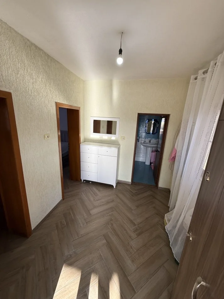 Tirane, jepet me qera Vile 1+1 Kati 2, 409 € 