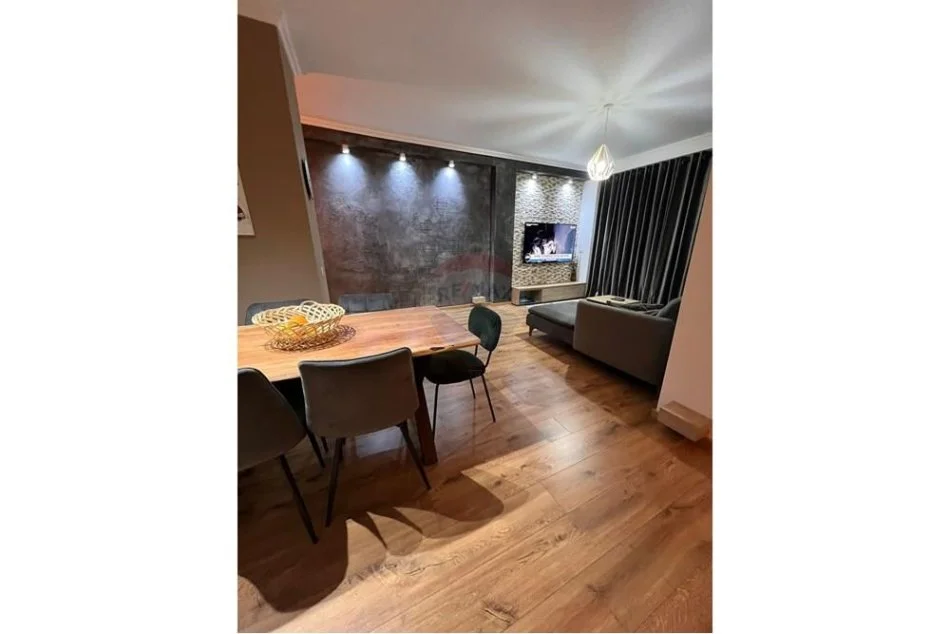 Tirane, jepet me qera apartament 2+1 , 108 m² 800 € (Kopshti Botanik)