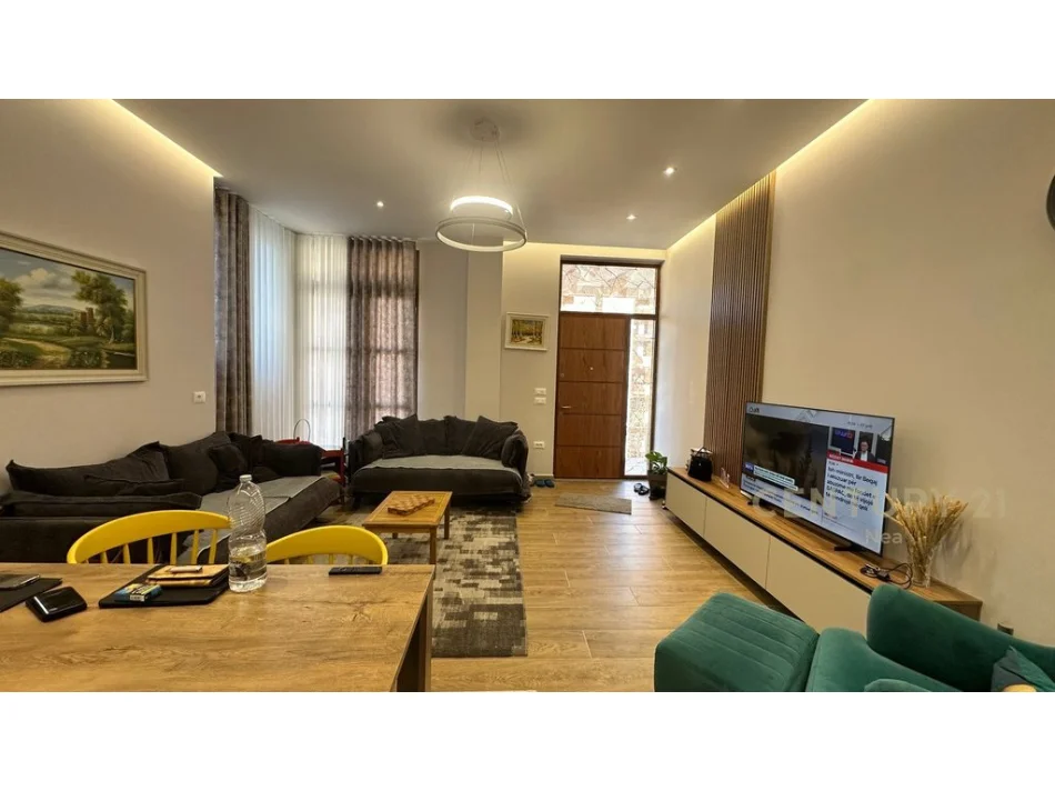 Tirane, jepet me qera apartament 2+1+Aneks+Ballkon Kati 0, 110 m² 800 € 