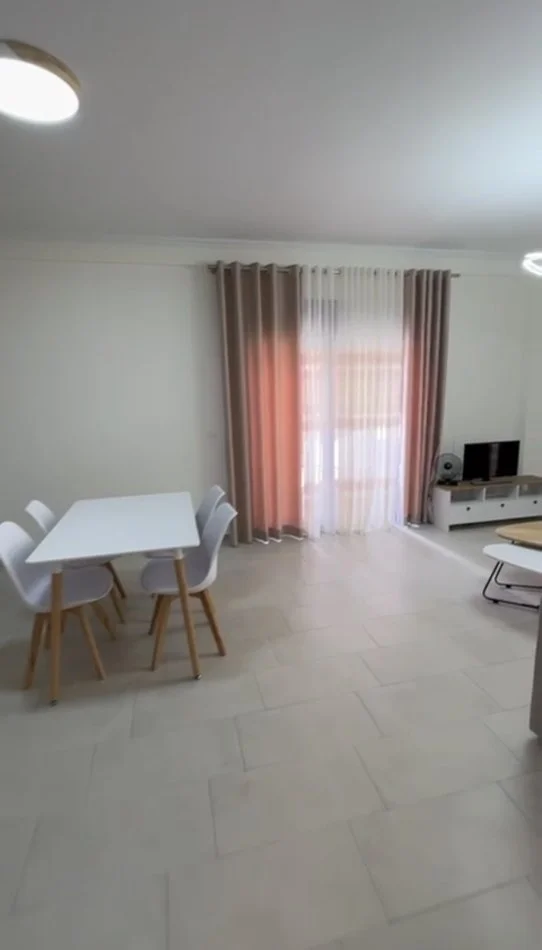 Tirane, jepet me qera apartament 2+1+Ballkon Kati 2, 100 m² 650 € (Rruga Kodra E Diellit)