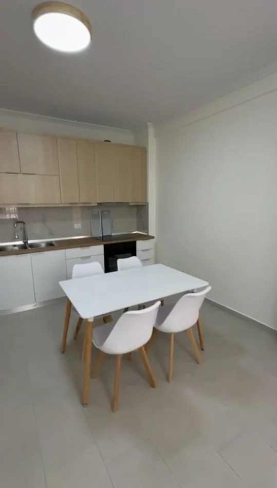 Tirane, jepet me qera apartament 2+1+Ballkon Kati 2, 100 m² 650 € (Rruga Kodra E Diellit)
