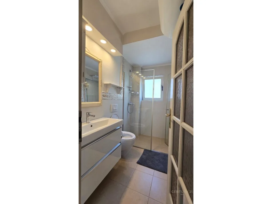 Tirane, jepet me qera apartament 3+1+Ballkon Kati 3, 100 m² 900 € 