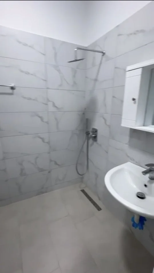 Tirane, jepet me qera apartament 2+1+Ballkon Kati 2, 100 m² 650 € (Rruga Kodra E Diellit)