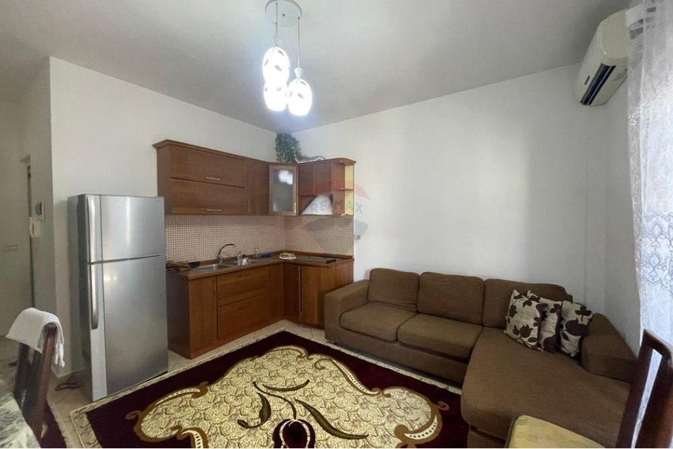 Tirane, jepet me qera apartament 1+1 Kati 4, 60 m² 300 € (Fresku)