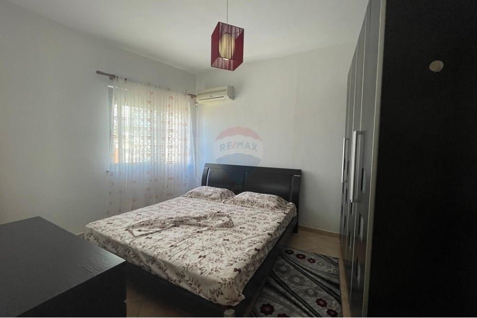Tirane, jepet me qera apartament 1+1 Kati 4, 60 m² 300 € (Fresku)