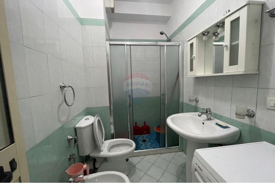 Tirane, jepet me qera apartament 1+1 Kati 4, 60 m² 300 € (Fresku)