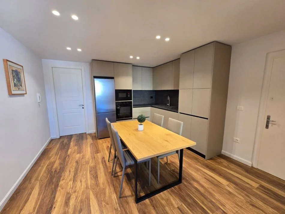 Tirane, jepet me qera apartament 2+1 Kati 6, 120 m² 1.100 € 