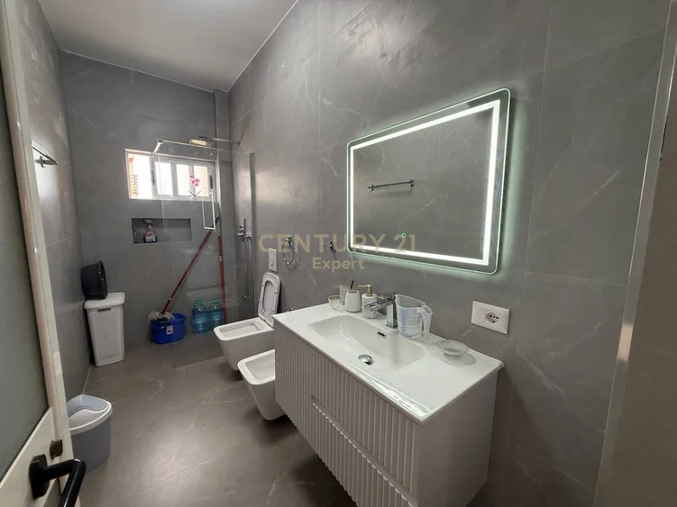 Tirane, jepet me qera apartament 2+1+Ballkon Kati 5, 75 m² 600 € 