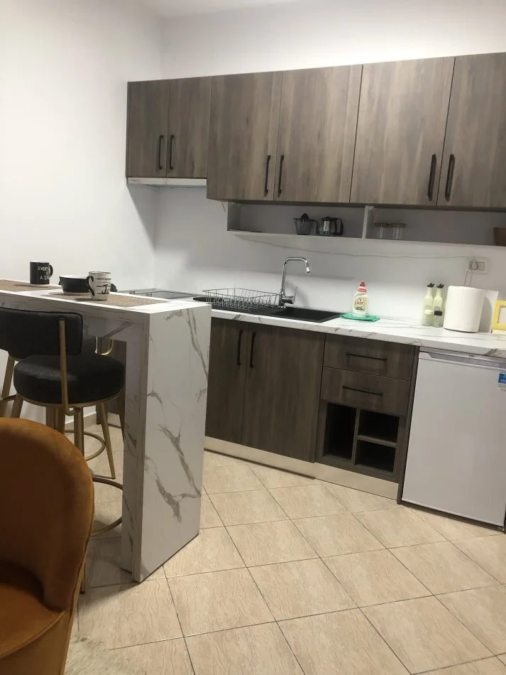 Tirane, jepet me qera apartament 1+1 Kati 2, 37 m² 35 € (Rruga Skender Sallaku)