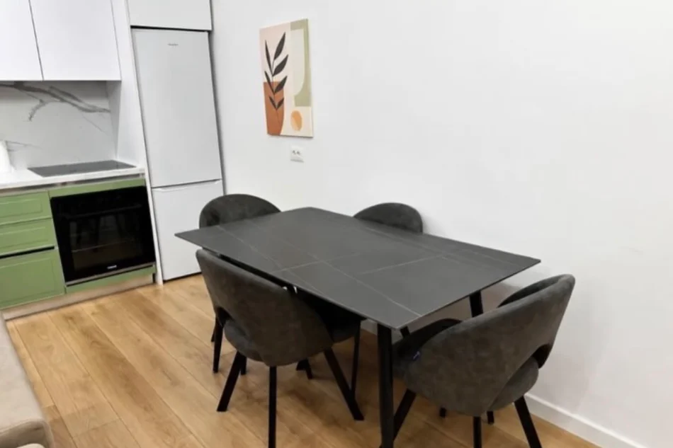 Tirane, jepet me qera apartament 2+1+Ballkon , 100 m² 1.300 € (Square 21)